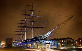 Black Pearl And Captain Sparrow Guest House London  United Kingdom